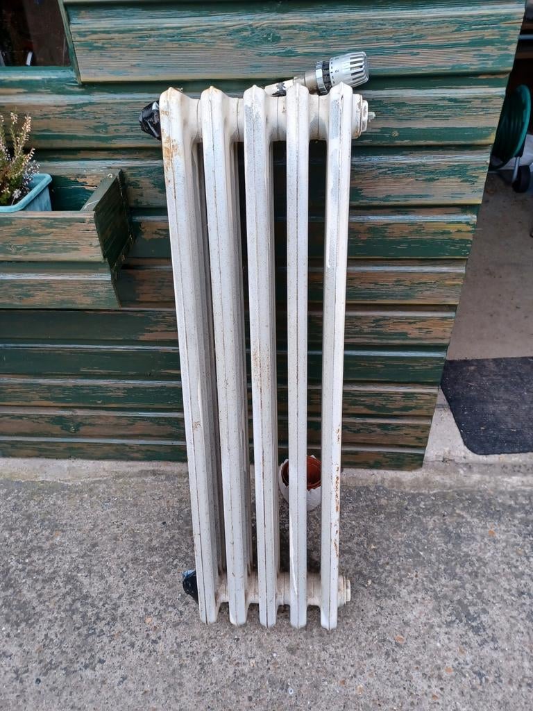 Gietijzeren radiator met kraan, Ophalen, Radiator