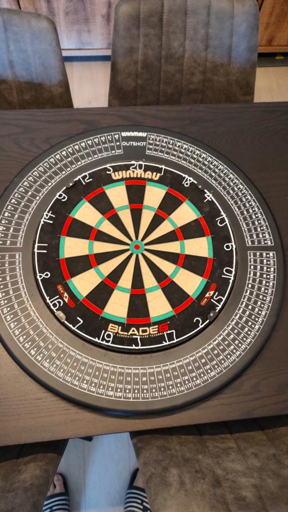 Dartsboard blade 6 + surround + 3 sets pijlen, Ophalen, Zo goed als nieuw, Dartbord met pijlen