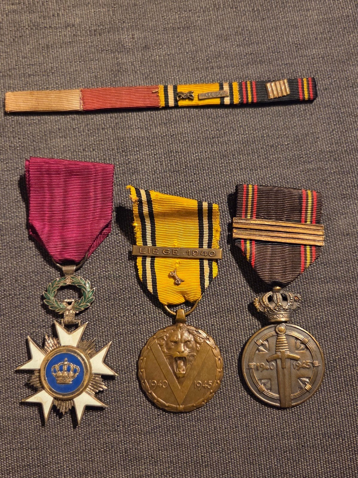 Lotje medailles met uniformlintjes, Verzamelen, Ophalen of Verzenden