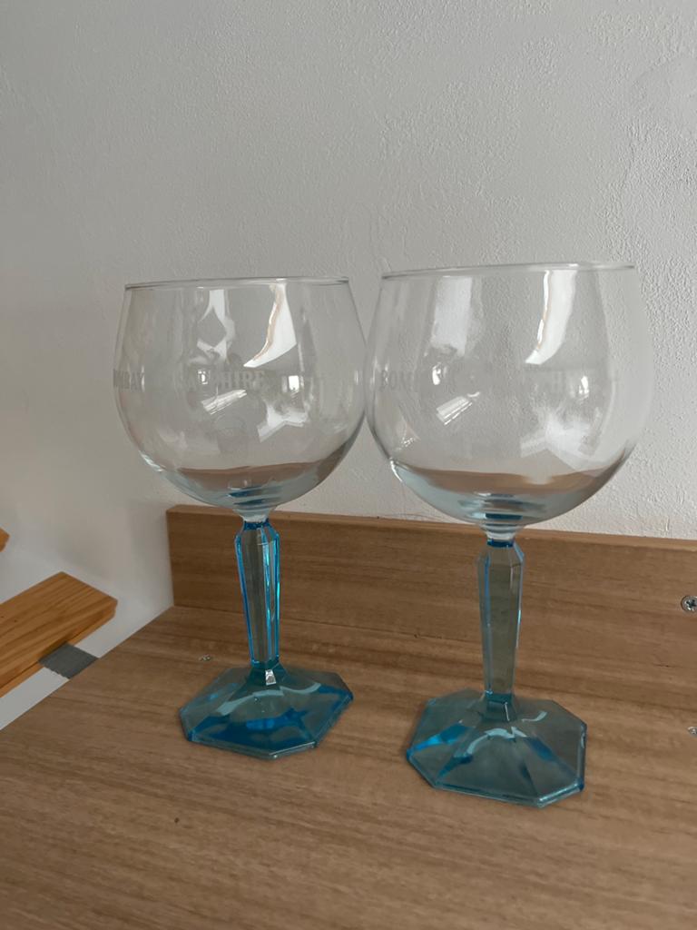 2 Bombay Sapphire gin glazen met blauwe steel, Collections, Enlèvement, Comme neuf, Autres types