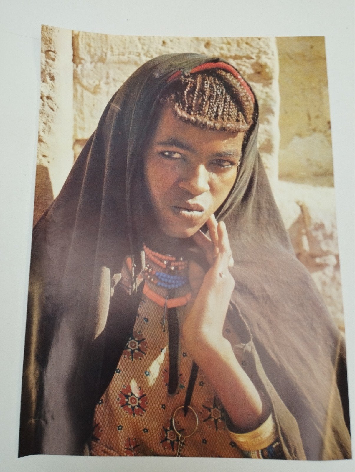 Een prent over een vrouw met doek aan kleur verschillende kl, Ophalen, Prent