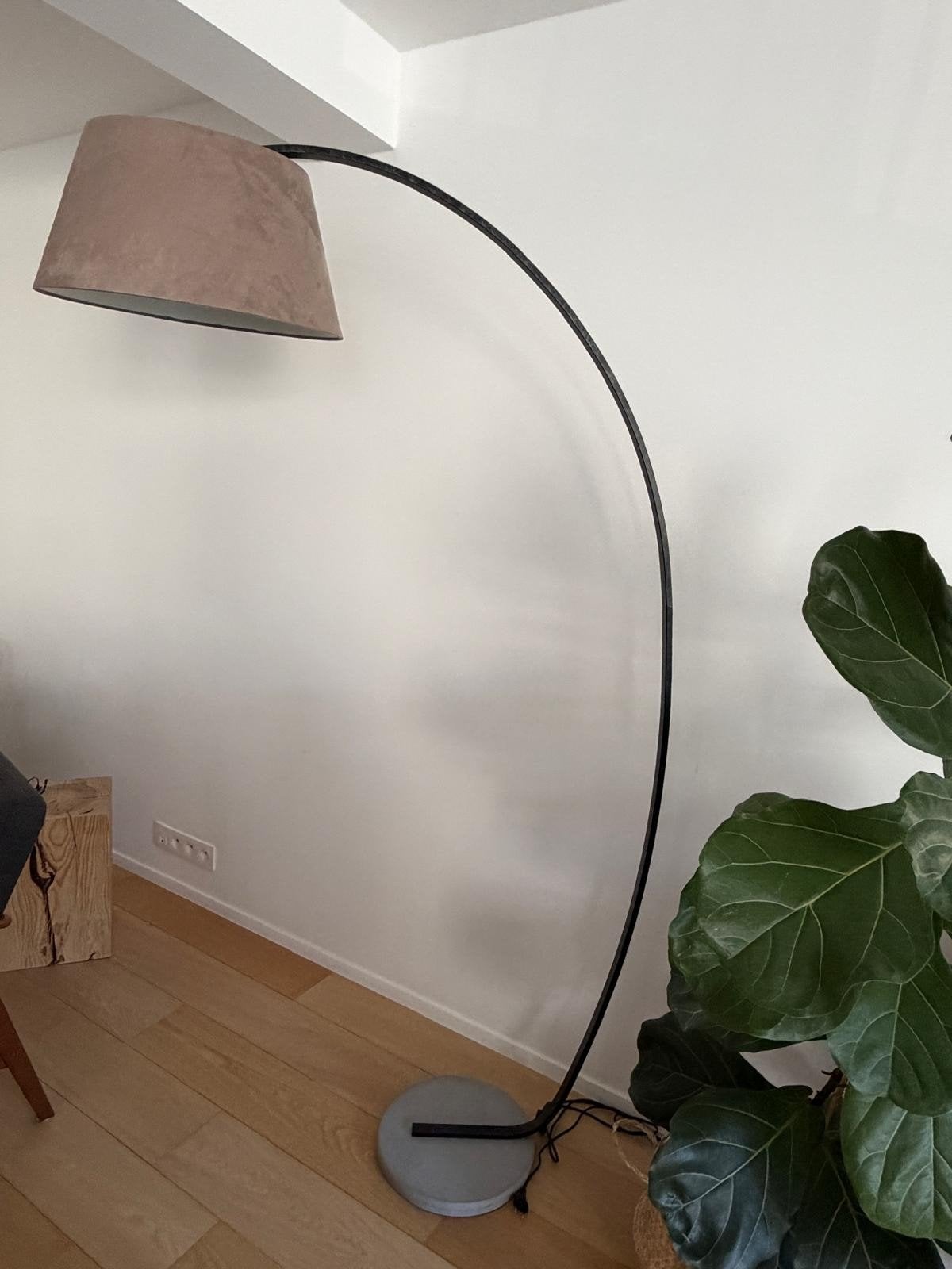 Lampe sur pied Westwing – Design moderne – Très bon état, Maison & Meubles, Enlèvement