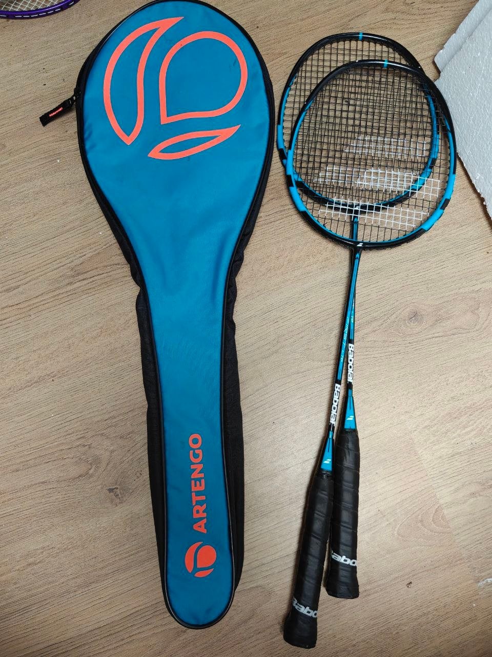 2 Babolat I-Pulse Essential badmintonrackets + Artengo hoes, Enlèvement ou Envoi, Utilisé