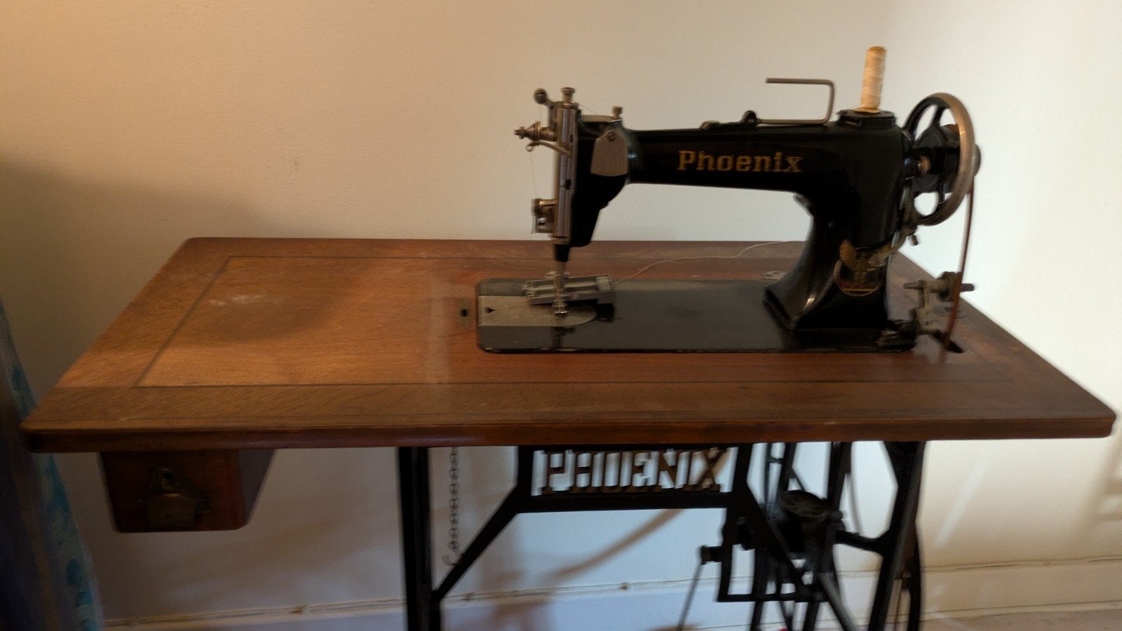 Antieke Phoenix Trapnaaimachine met Originele Houten Kap, Ophalen