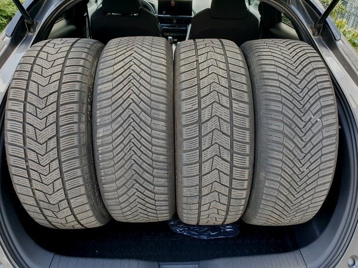 LOT DE 4 PNEUS 225/55 R18 (moins d'un an), Enlèvement
