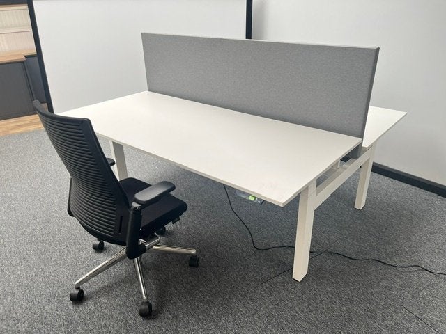 Elekterische duo zit-sta bureau (Ahrend), Huis en Inrichting, Zit-sta bureau, Elektrisch, Ophalen of Verzenden, Wit