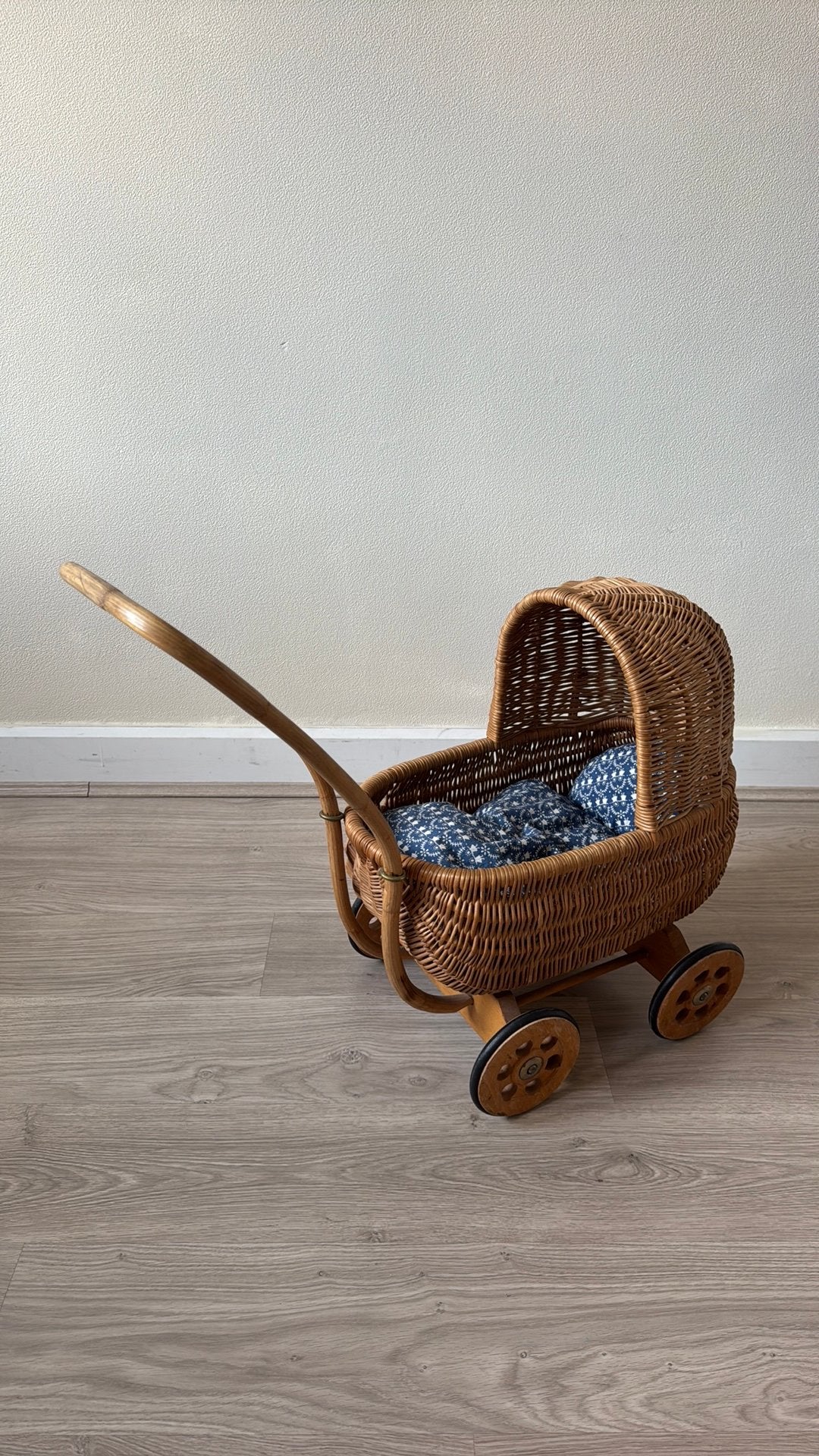 Rieten poppenwagen vintage, Enfants & Bébés, Jouets | Poupées, Enlèvement, Utilisé