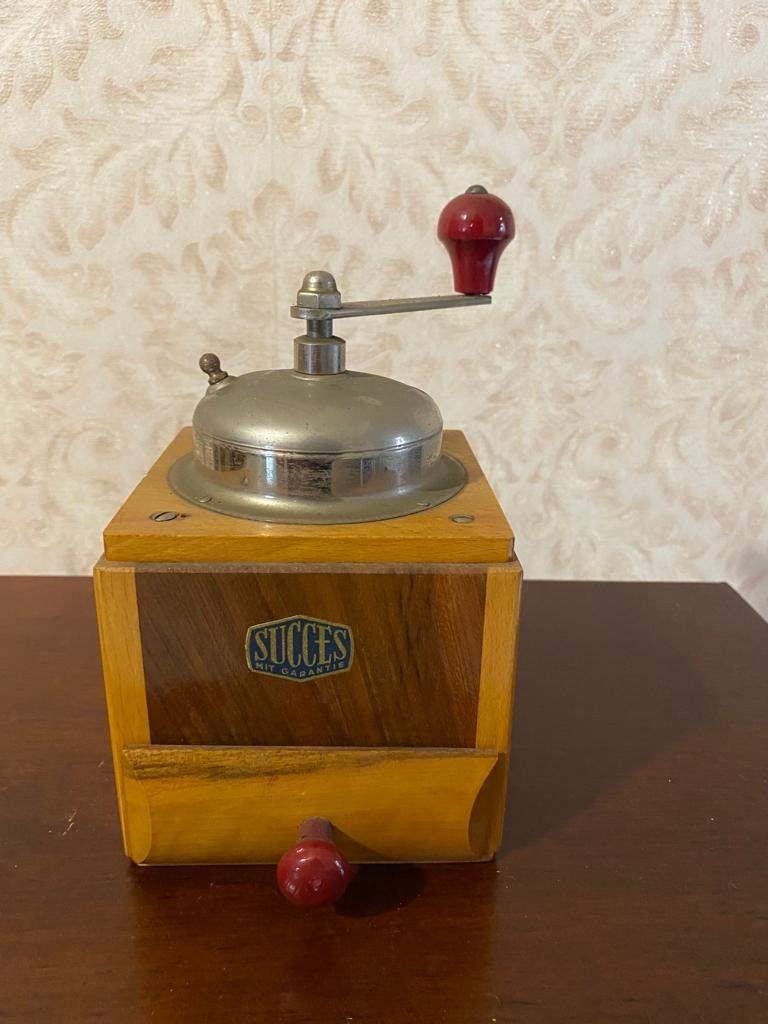 Koffiemolen Succes, Ophalen