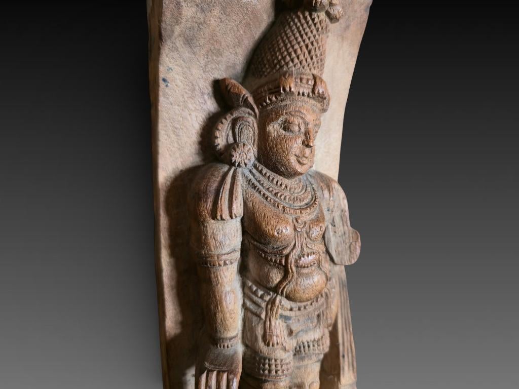 Inde, divinité, Haut-relief en bois sculpté, Enlèvement ou Envoi