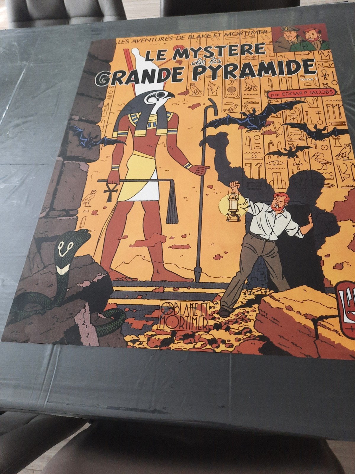 les aventures de blake et mortimer poster, Rechthoekig Staand, Deurposter of groter, Ophalen of Verzenden, Zo goed als nieuw