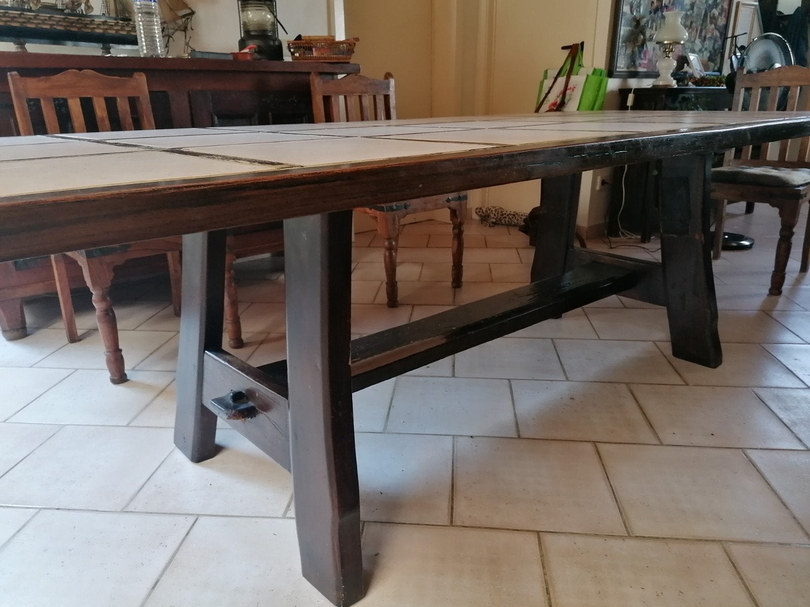 Mooie grote tafel, belegd met tegels 2.5m op 1,10m, Huis en Inrichting, Tafels | Eettafels, Ophalen