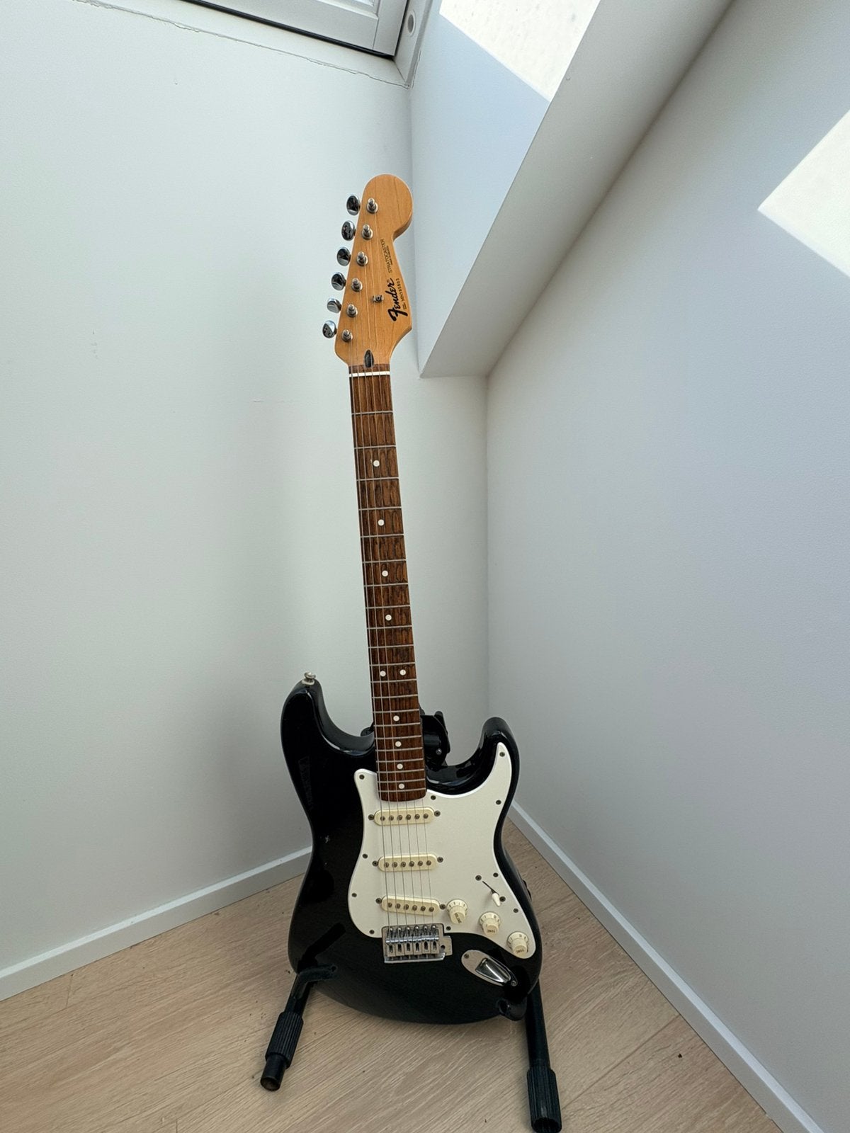 Fender Stratocaster Made in Mexico – Noire, Enlèvement, Comme neuf, Fender