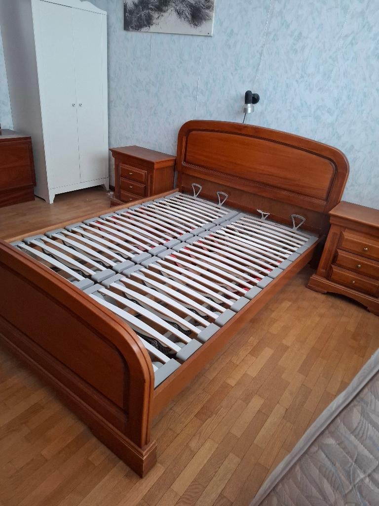 bed +lattenbodem Swissflex  +2 nachtkastjes in donkere teak, Huis en Inrichting, Slaapkamer | Bedden, Zo goed als nieuw, Tweepersoons