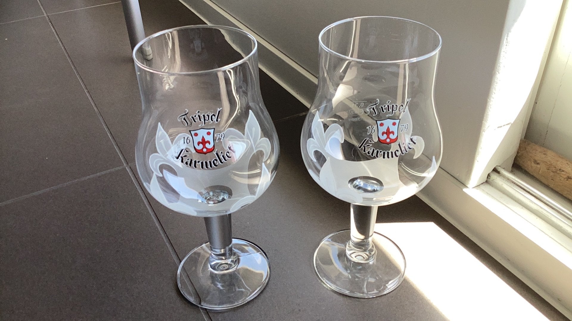 2 nieuwe glazen van tripel karmeliet, Ophalen, Zo goed als nieuw