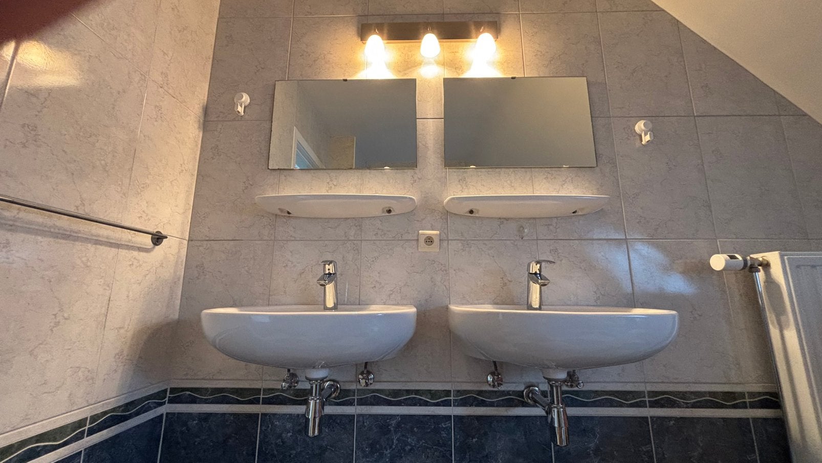2 spiegels, 2 wastafels en lamp, Doe-het-zelf en Bouw, Sanitair, Ophalen, Gebruikt, Kraan