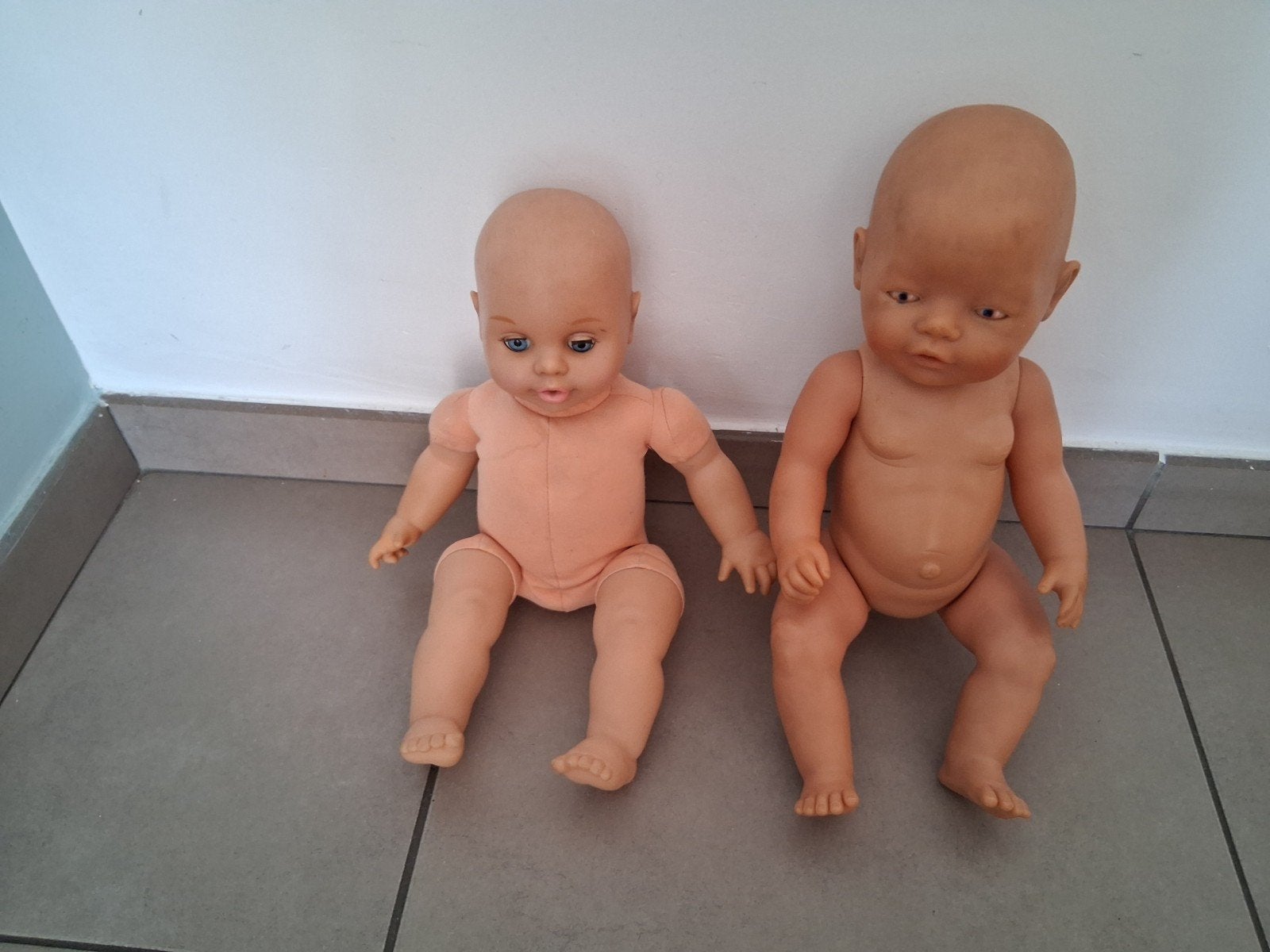 Speelgoedpoppen en kleedjes en 2 draagzakken, Kinderen en Baby's, Ophalen