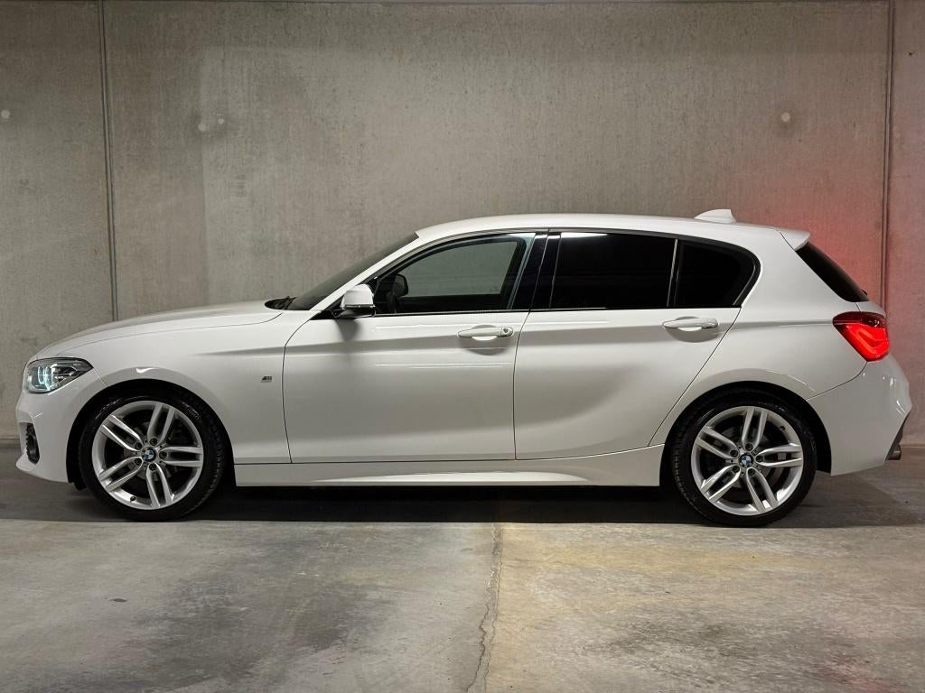 BMW 118 iA | M-PACK | ZETELVW. | CAMERA |NAVI |LED |CRUISE !, Auto's, BMW, 4 deurs, 1885 kg, Alcantara, Wit