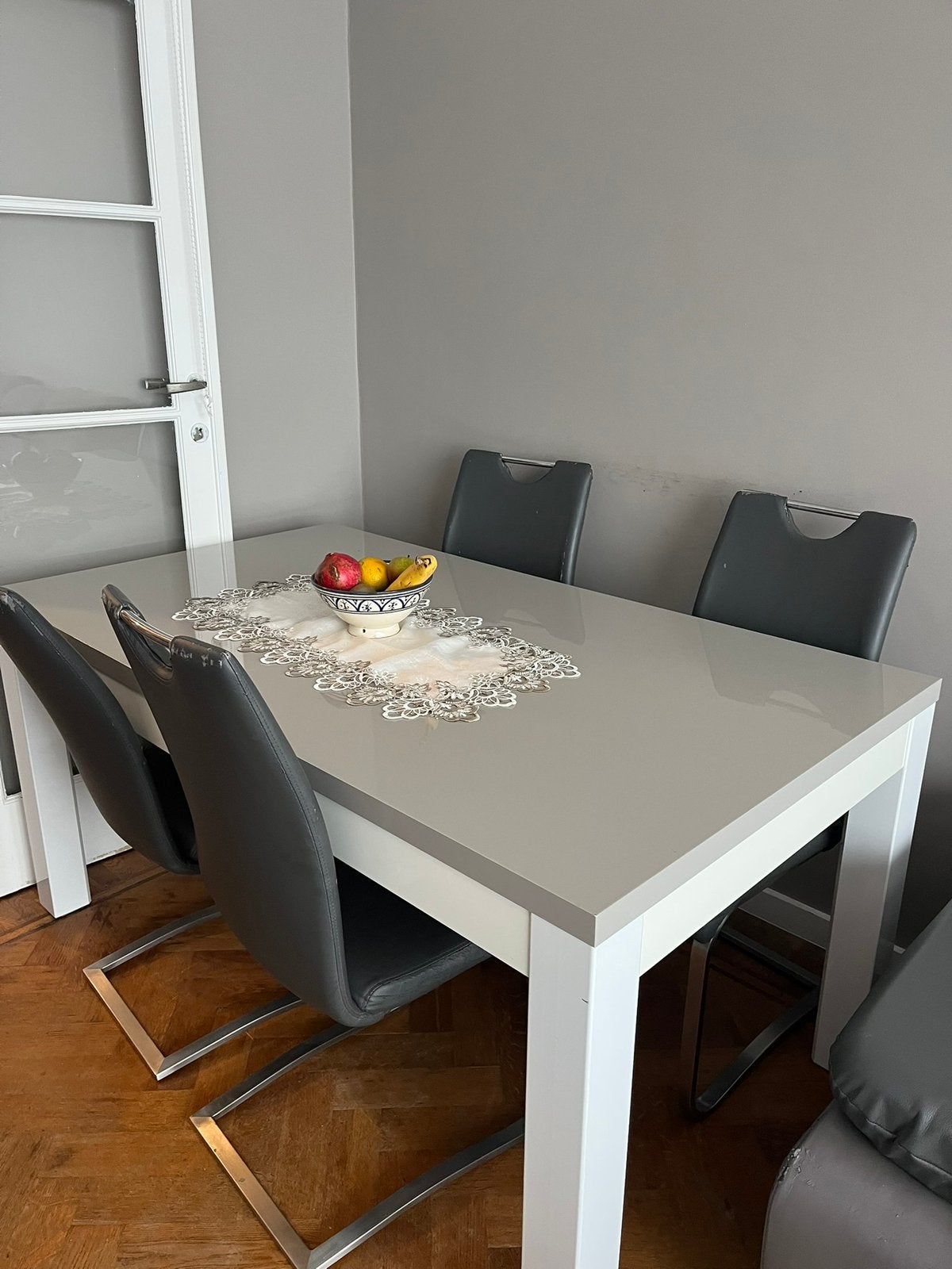 Table à manger avec 4 chaises grises, Enlèvement, Utilisé, Moderne, 4 à 6 chaises