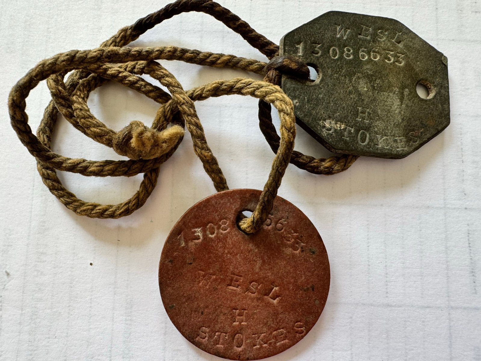 Brits identity disks, Verzamelen, Militaria | Tweede Wereldoorlog, Ophalen of Verzenden, Landmacht