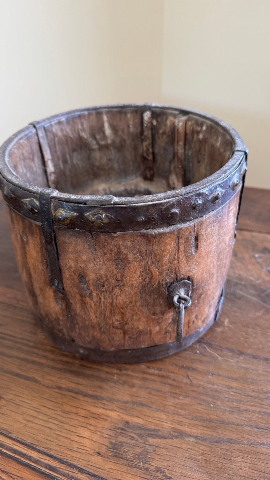 Ancien baquet/seau en bois cerclé de fer XIXᵉ siècle offre?, Antiquités & Art, Enlèvement