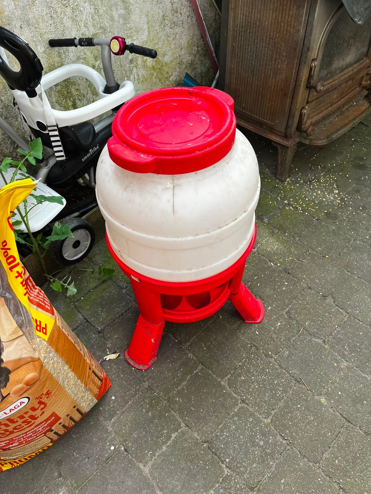 4 zakken kippenvoer + grote voerton, Dieren en Toebehoren, Ophalen, Zo goed als nieuw