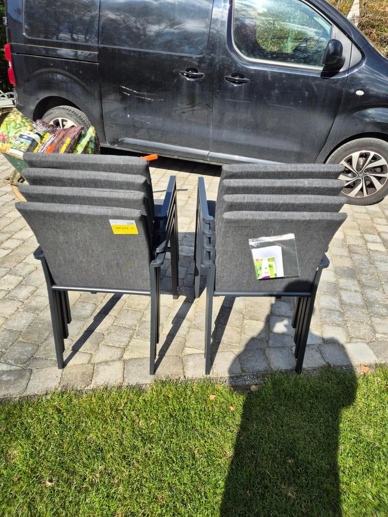 Tuinstoelen nieuw, Enlèvement
