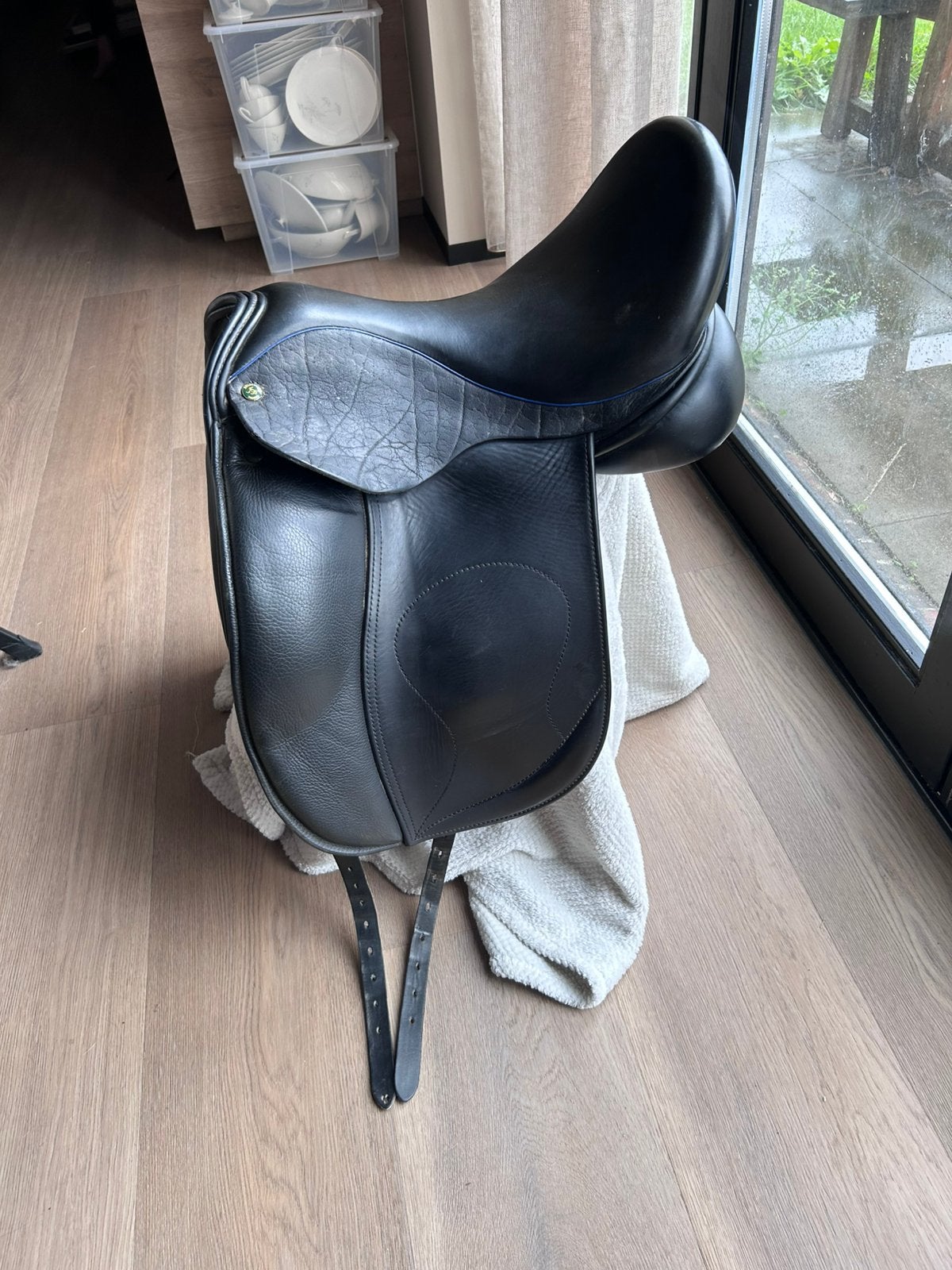 Mooi Hulsebos WB4 zadel 17,5 inch met blauwe bies uit 2023, Animaux & Accessoires, Chevaux & Poneys | Selles, Hulsebos, Siège semi-creux