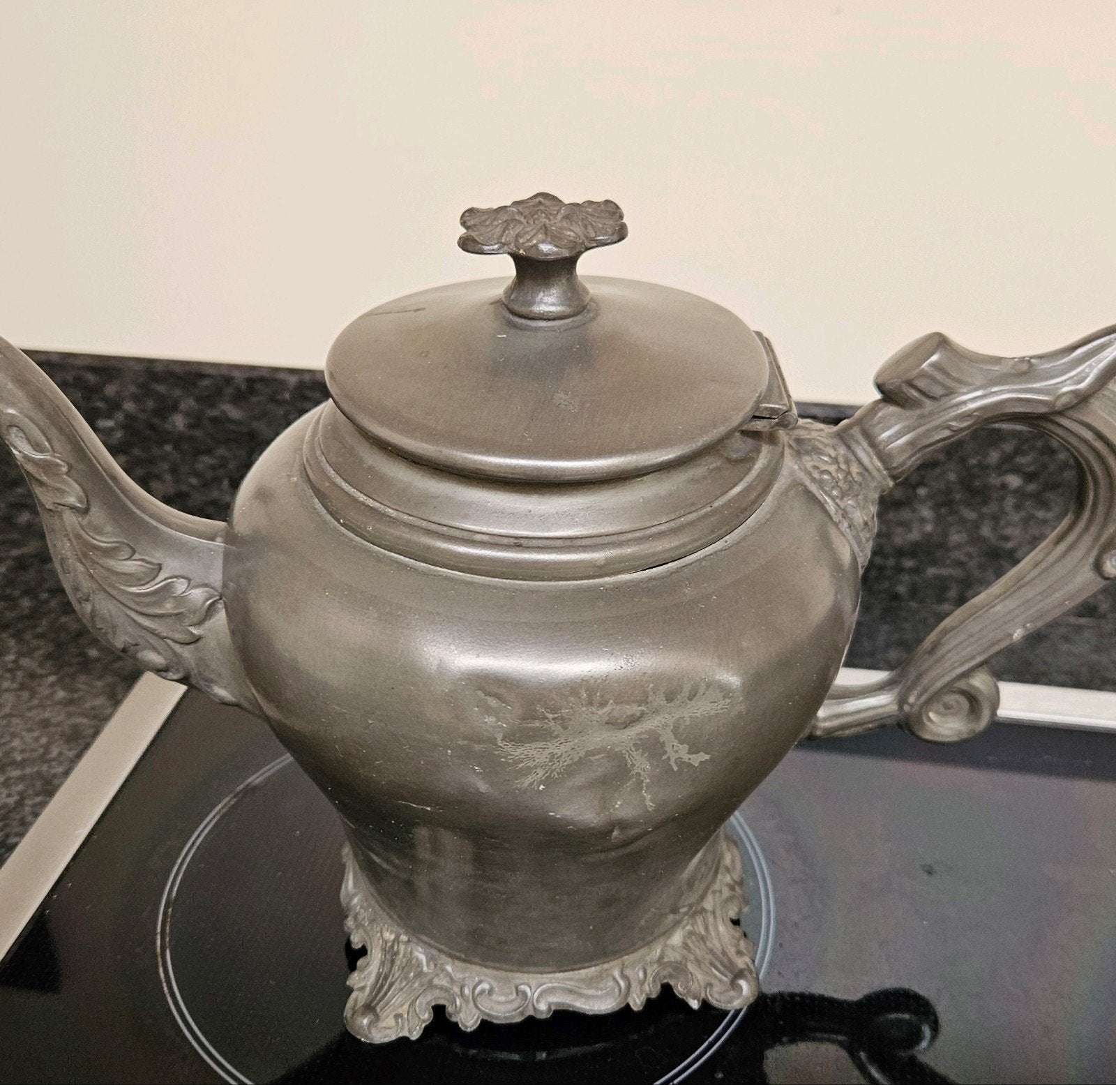 Théière ancienne en étain, Enlèvement