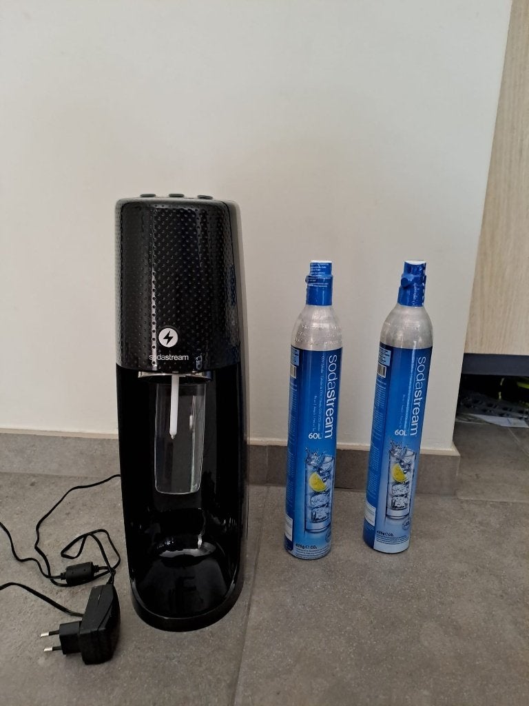 Sodastream-machine + 2 cilinders 60 liter, Ophalen, Gebruikt