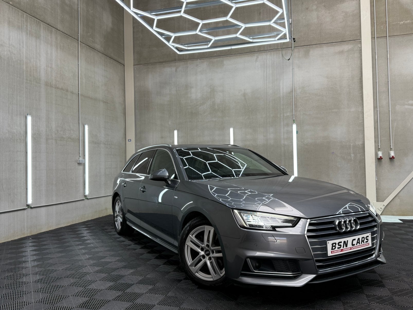 AUDI A4/3x S-LINE/COCKPIT/ZTLVRWRMNG/TREKHAAK/ACC/GRNTIE, Auto's, Testrit aan huis, 5 deurs, https://public.car-pass.be/vhr/f9abe3c4-ee00-4ee6-9b02-8cdce448d681