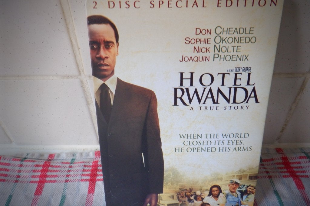 DVD 2DISC Special Steel BOX Edition Hotel Rwanda., CD & DVD, DVD | Action, À partir de 16 ans, Enlèvement ou Envoi, Comme neuf