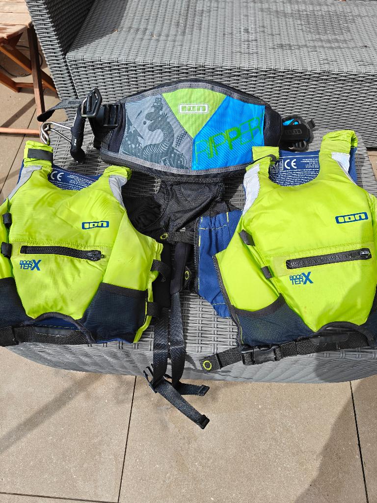 Kids 2 zwemvesten en trapeze maat XXXS, Ophalen of Verzenden, Zo goed als nieuw, Overige typen, Met trapeze