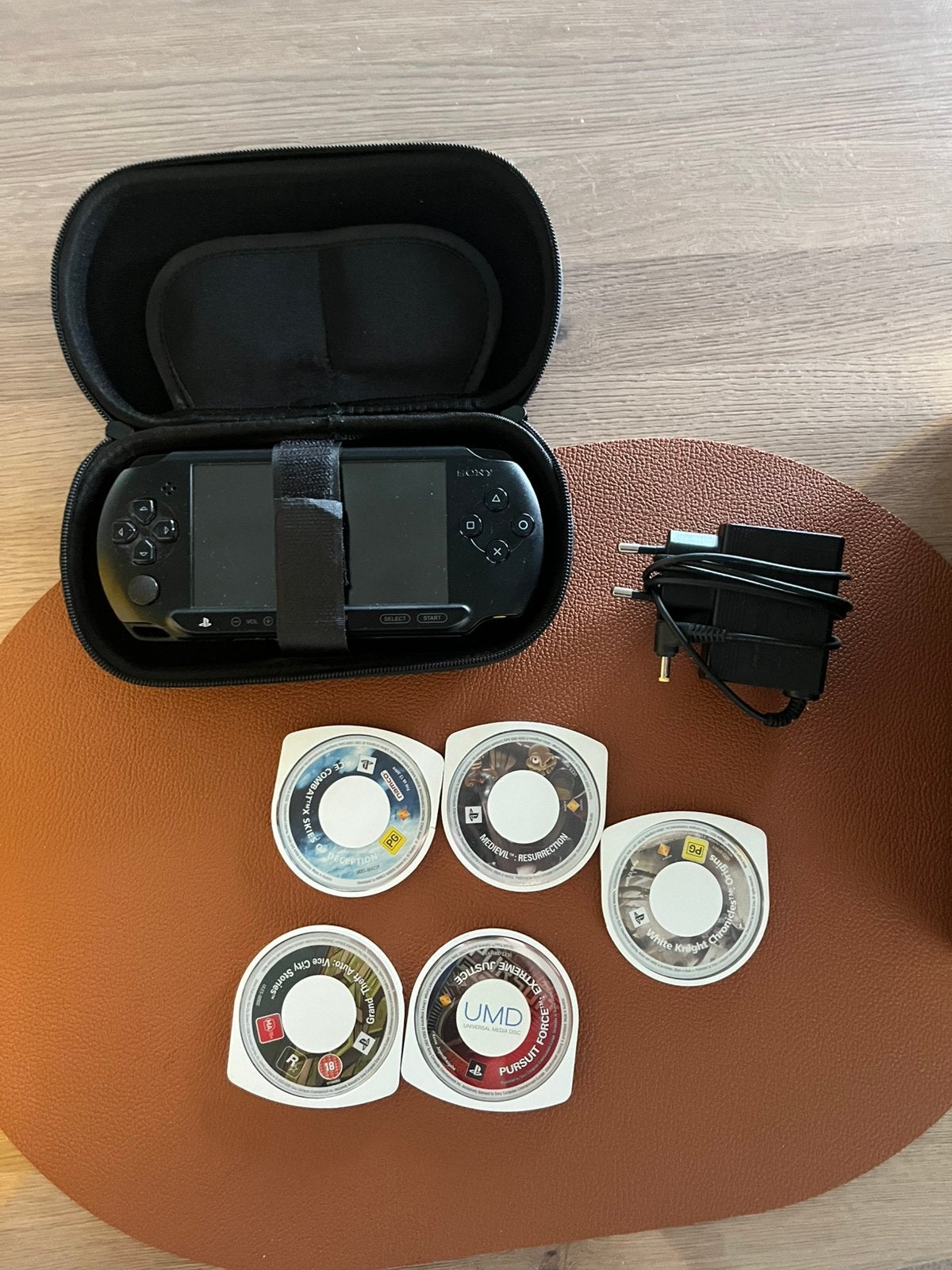 Sony psp E1004, Consoles de jeu & Jeux vidéo, Consoles de jeu | Sony PSP, Enlèvement ou Envoi, Comme neuf, PSP, Avec jeux
