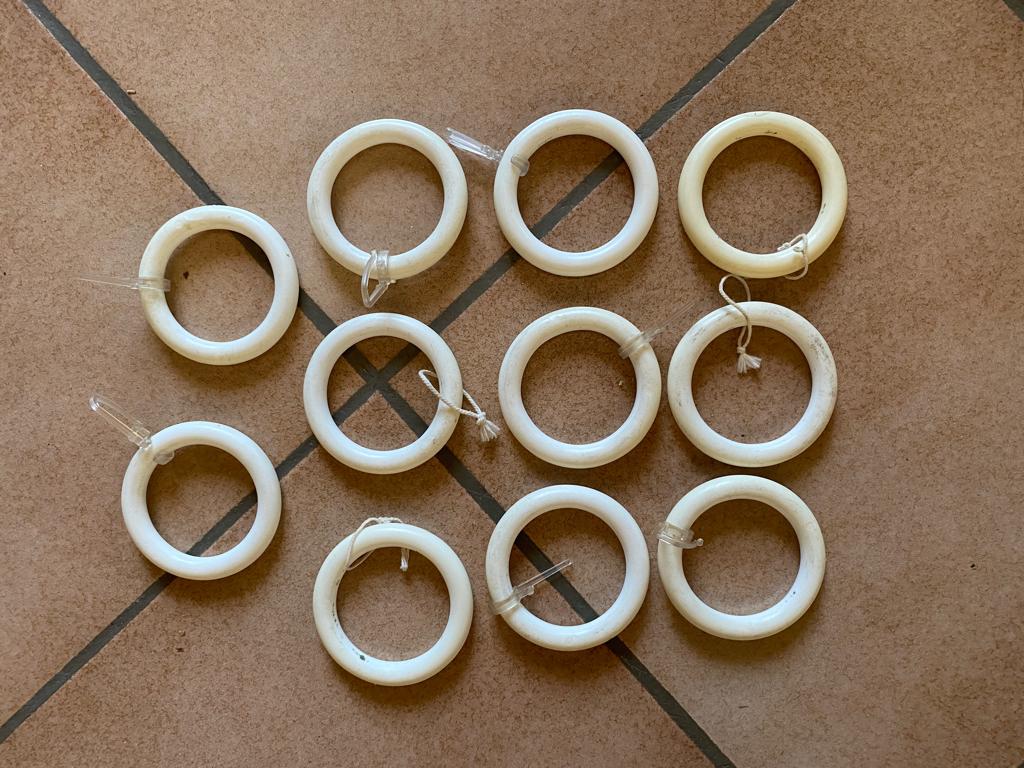 11 witte plastic ringen vr gordijnen hangend int 48 mm G st, Minder dan 50 cm, Gebruikt, Verzenden, Wit