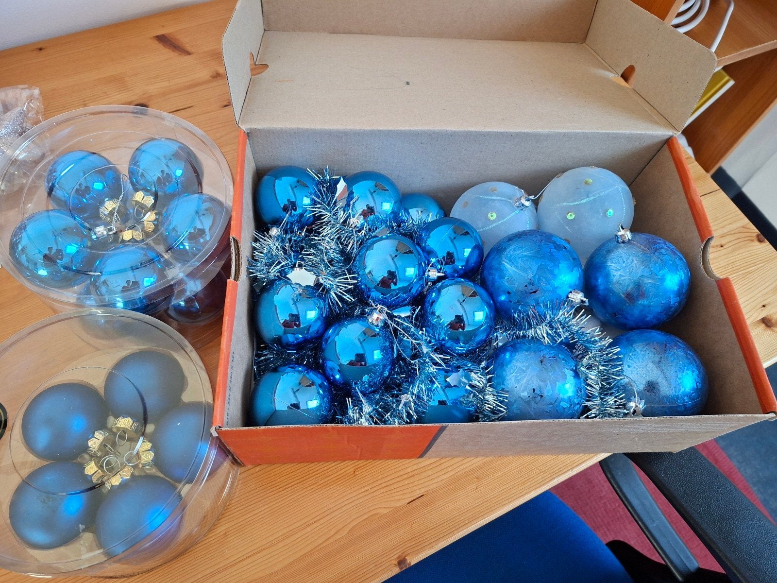 Pakket blauwe kerstballen, Ophalen