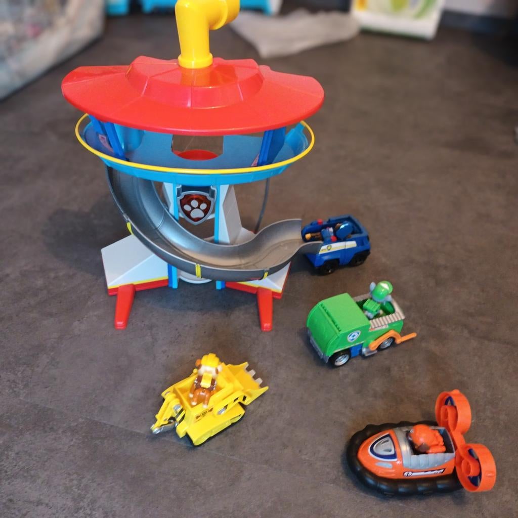 Paw patrol toren en 4 voertuigen, Ophalen