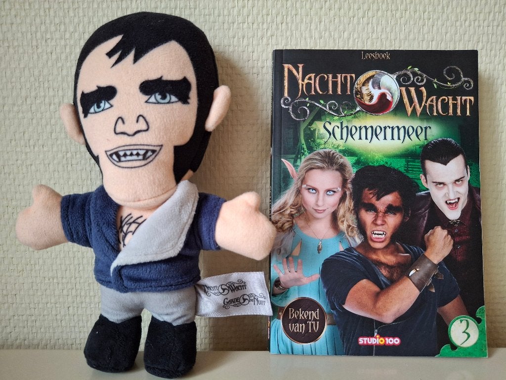 Knuffel 'De Nachtwacht' -  'Wilko' + boek 'Schemermeer', Ophalen of Verzenden, Zo goed als nieuw, Tv