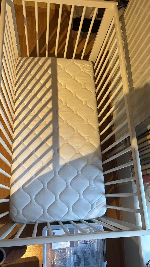 Babybedje met donsdeken, matras en beschermer, Kinderen en Baby's, Ophalen, Zo goed als nieuw, Minder dan 140 cm, Matras