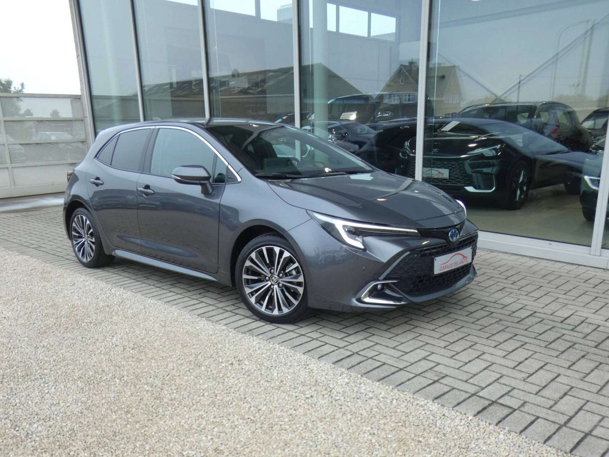 Toyota Corolla HB 1.8 Hybrid STYLE+TECH PACK 140pk +Dodehoek, Gebruikt, Zwart, 4 cilinders, https://public.car-pass.be/vhr/8a83ce7c-d555-4ef8-9693-709e75e6d2bc