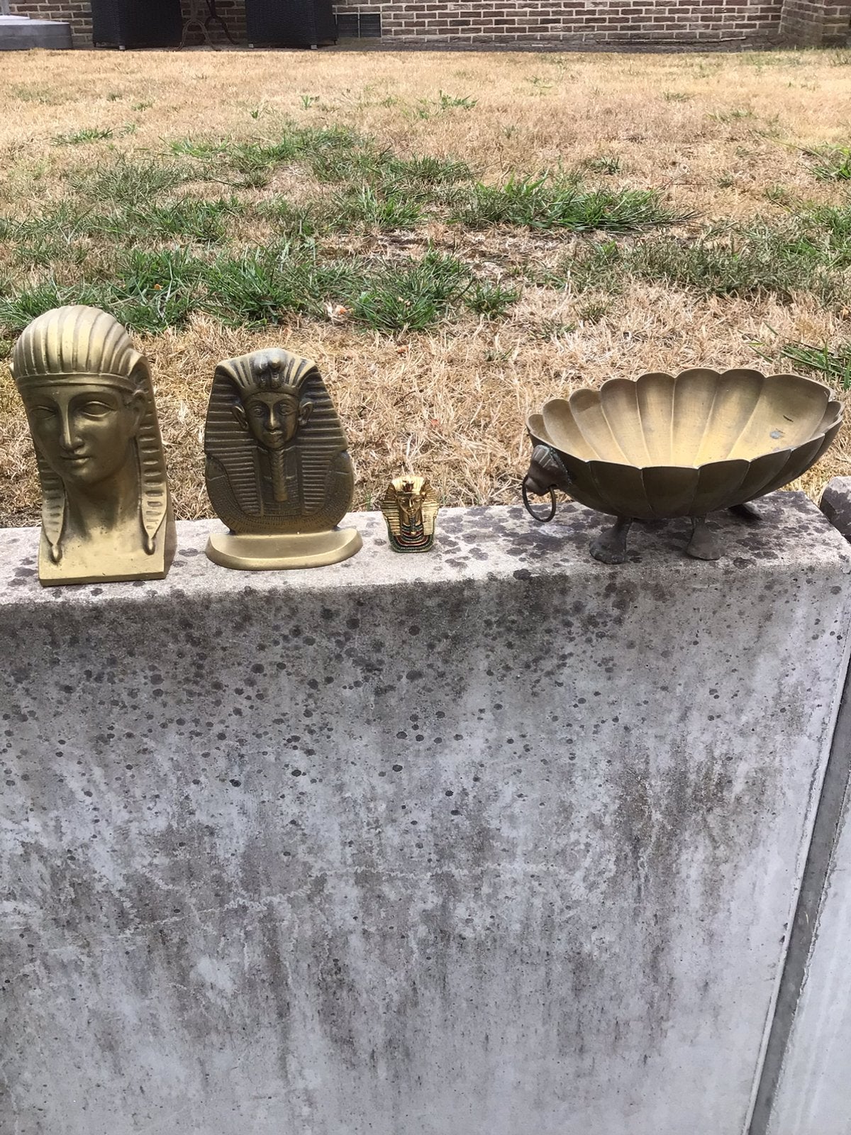 Drie Egyptische beeldjes en coupe in messing, Ophalen