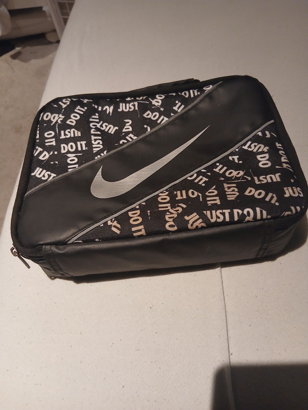 celui-ci est une marque Nike très cool et chère, Bijoux, Sacs & Beauté, Trousses de toilette, Enlèvement, Comme neuf, Noir, Garçon
