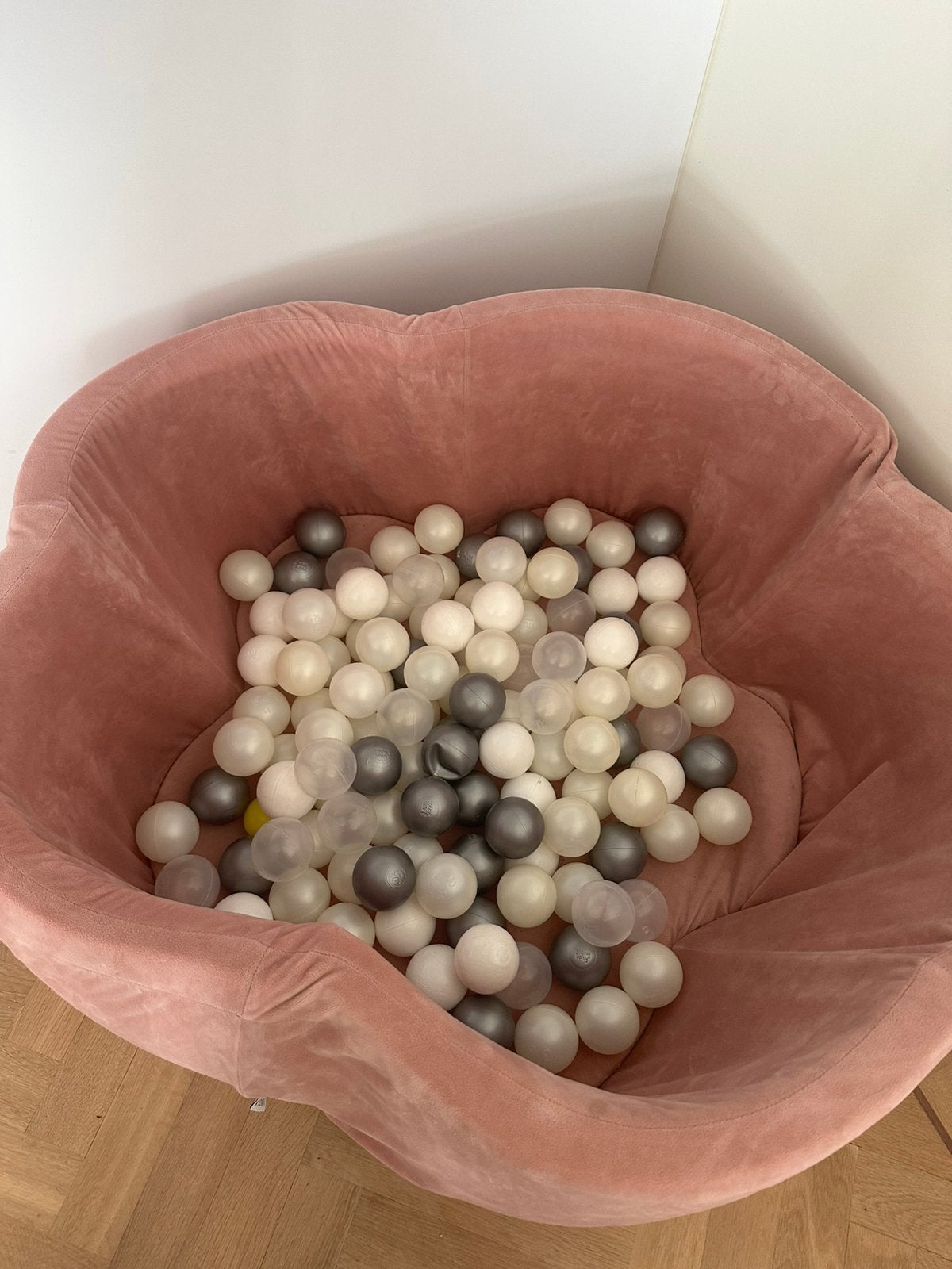 Ballenbad in vorm bloem met witte ballen Merk: kidkii, Ophalen, Zo goed als nieuw
