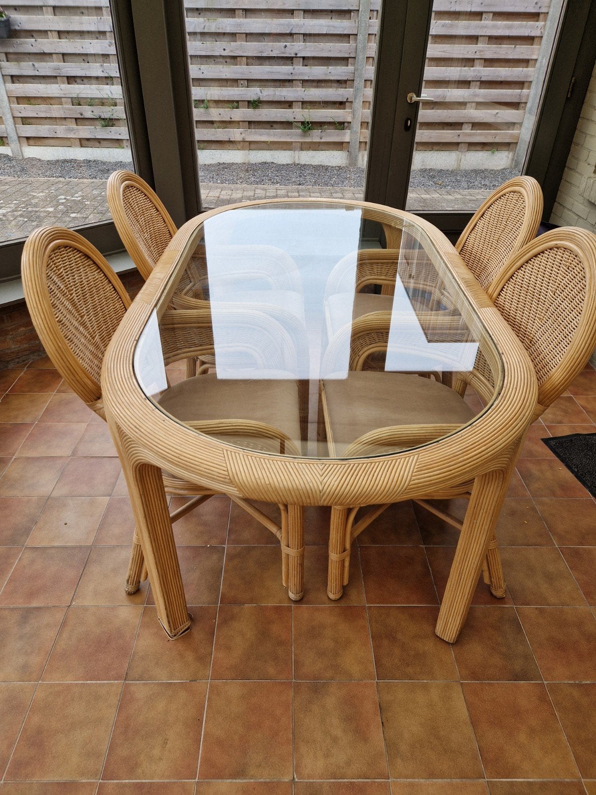 Rieten tafel en stoelen met glazen blad., Ophalen
