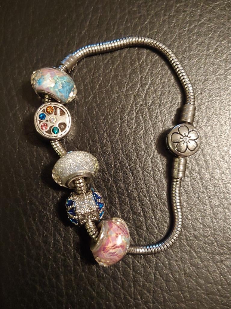 Armband met 5 bedels, Handtassen en Accessoires, Ophalen, Gebruikt, Overige merken