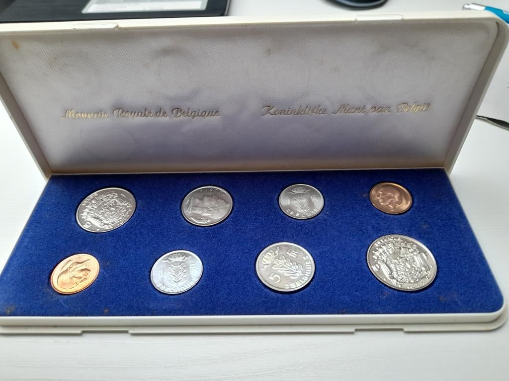 Belgische FDC munten 1977 in wit kunstof doosje, Postzegels en Munten, Munten | België, Ophalen of Verzenden