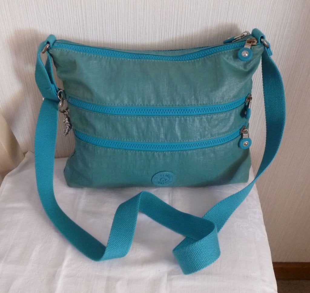 Kipling sac vert délavé en band. nombreuses poches + singe, Bijoux, Sacs & Beauté, Sacs | Sacs à bandoulière, Enlèvement ou Envoi