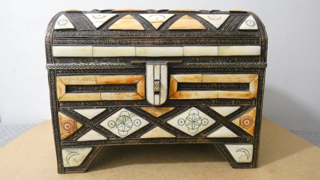 Antieke Marokkaanse Kist met Been- en Metaalinleg [1543], Antiquités & Art, Antiquités | Accessoires de maison, Enlèvement ou Envoi