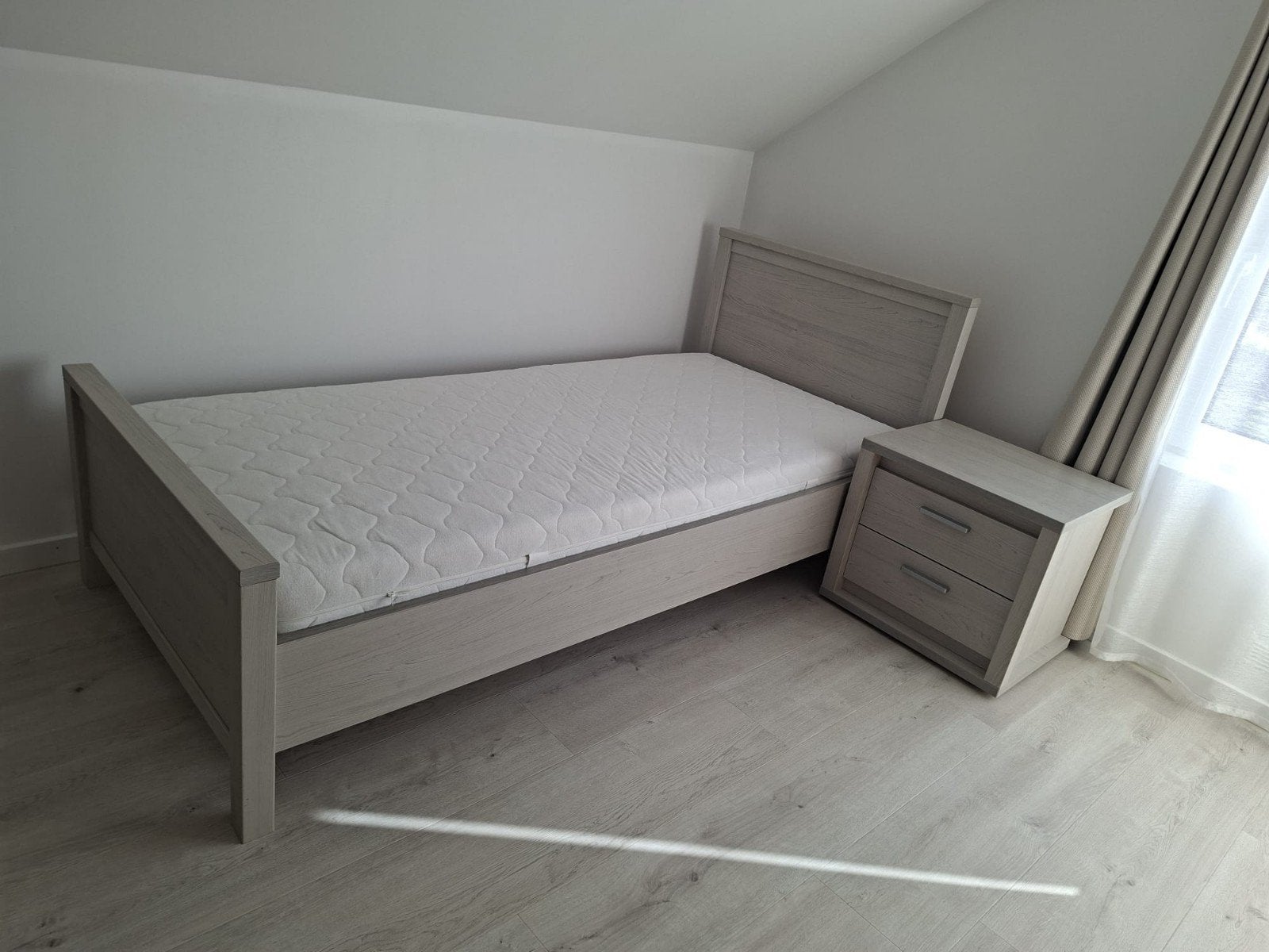 Eenpersoonsbed , lattenbodem , matras + nachtkastje, Ophalen, 90 cm, Eenpersoons, Zo goed als nieuw