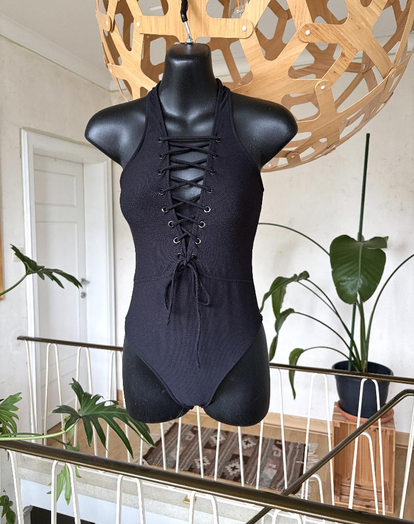 Hunkemöller zwart lace-up badpak, mt S, Zwart, Badpak, Ophalen of Verzenden, Zo goed als nieuw