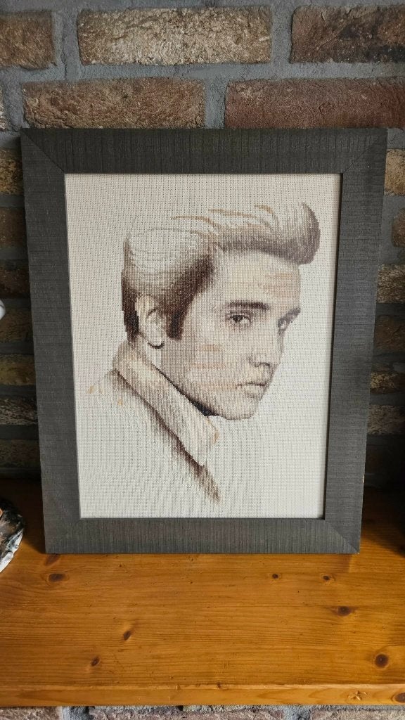 elvis presley the king geborduurd ingekaderd  perfecte staat, Ophalen, Wandsculptuur, 38 cm, Meerkleurig